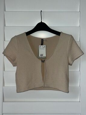 H&M Beige Ribbed V-Neck Short Sleeve Crop Top with Butterfly Clasp